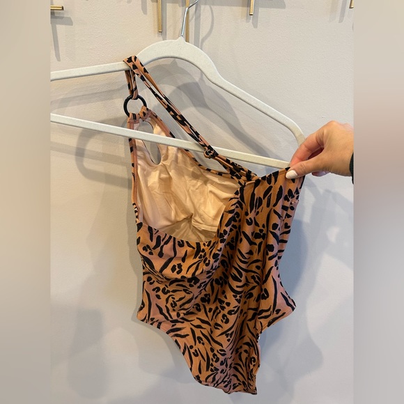 CUPSHE Love Struck Asymmetrical One Piece - Picture 3 of 5